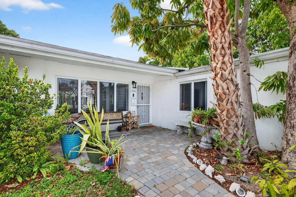1935 SE 25th Avenue Fort Lauderdale FL 33316
