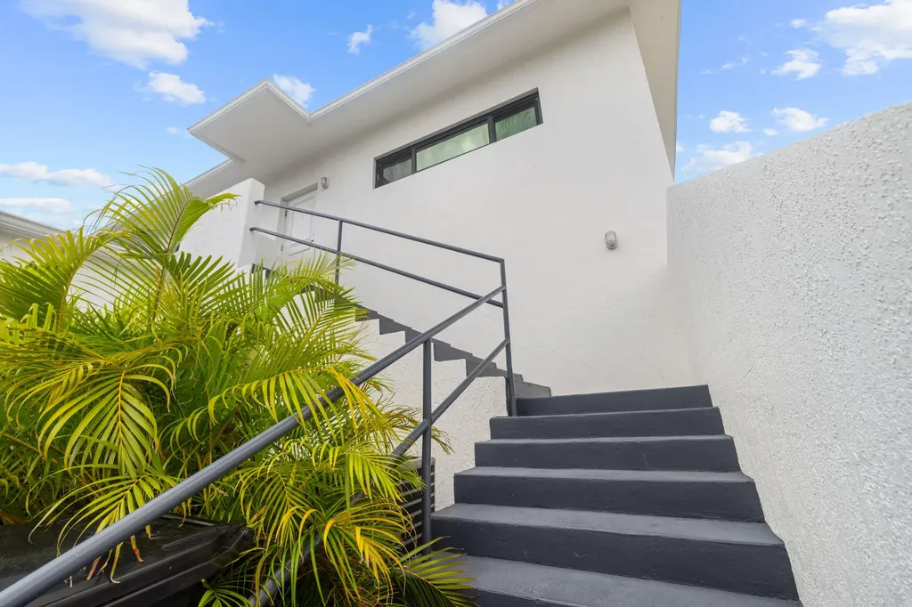 1914 N Dixie Highway Lake Worth Beach FL 33460