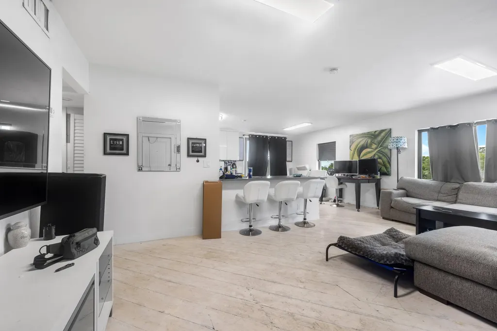 1914 N Dixie Highway Lake Worth Beach FL 33460
