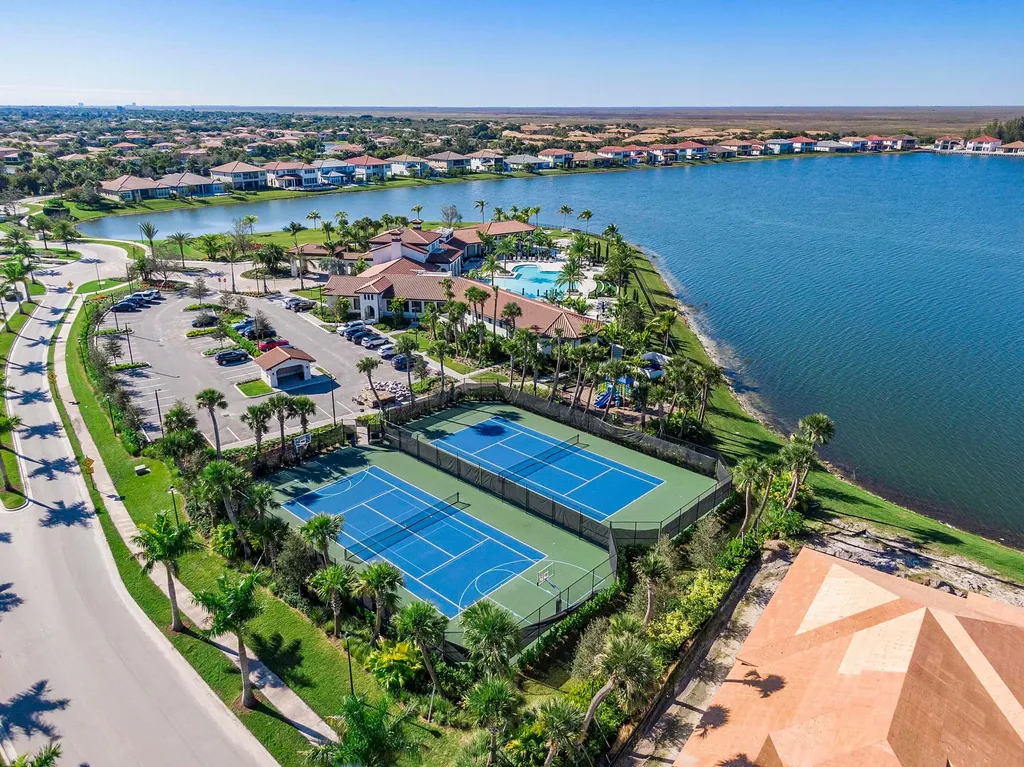 8775 E Baypoint Circle Parkland FL 33076
