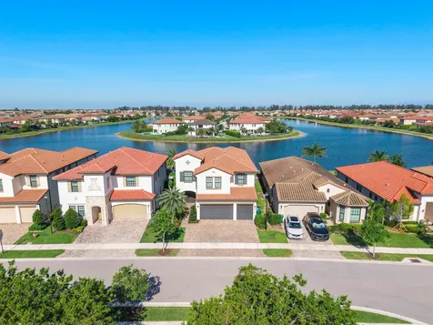 8775 E Baypoint Circle Parkland FL 33076