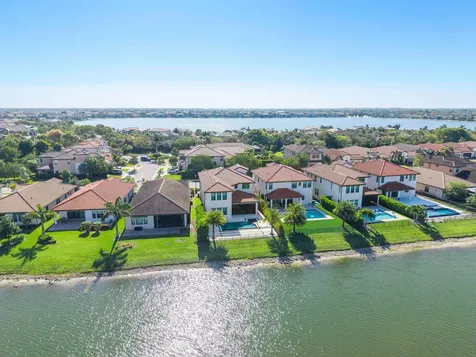 8775 E Baypoint Circle Parkland FL 33076