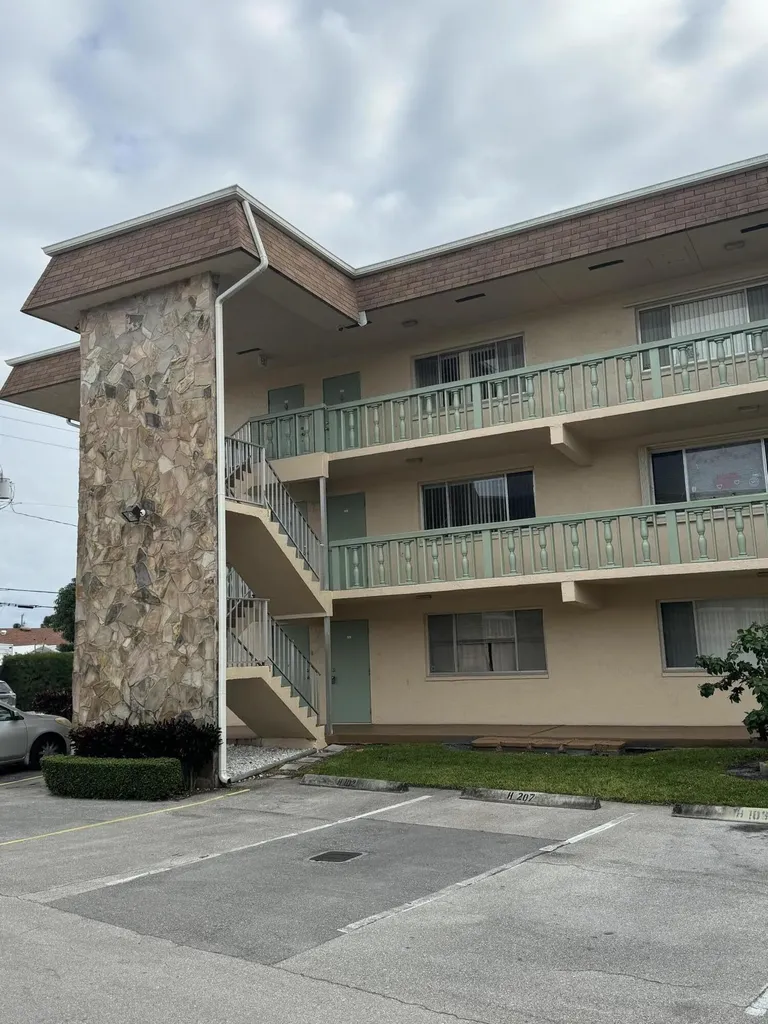 700 Village Green Court Palm Springs FL 33461