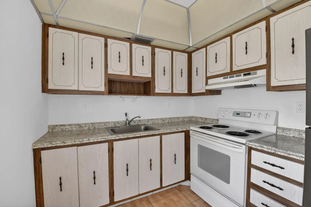 421 Piedmont Delray Beach FL 33484