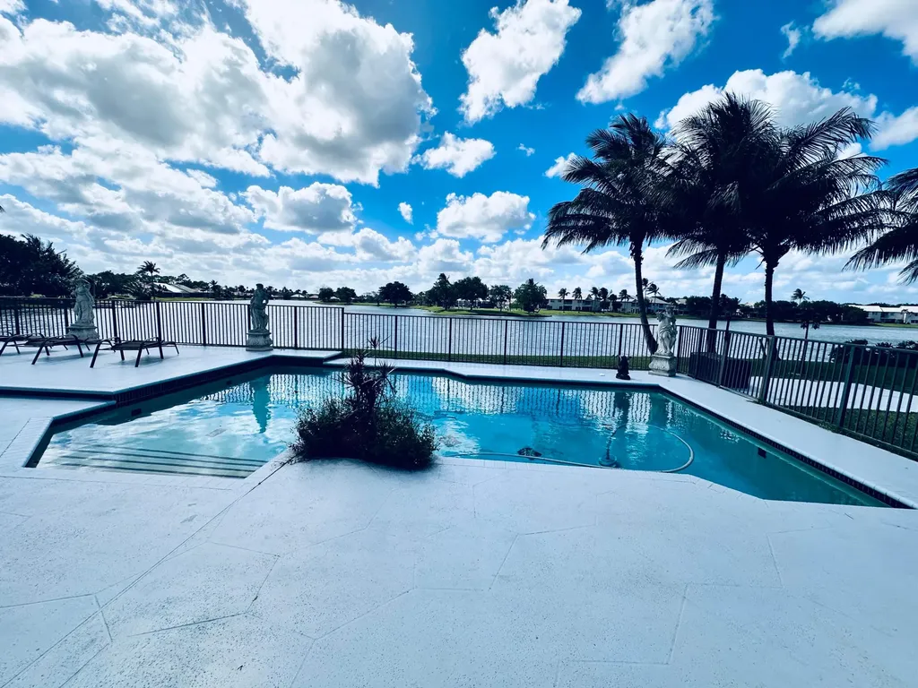 6695 Lake Loran Way Greenacres FL 33467