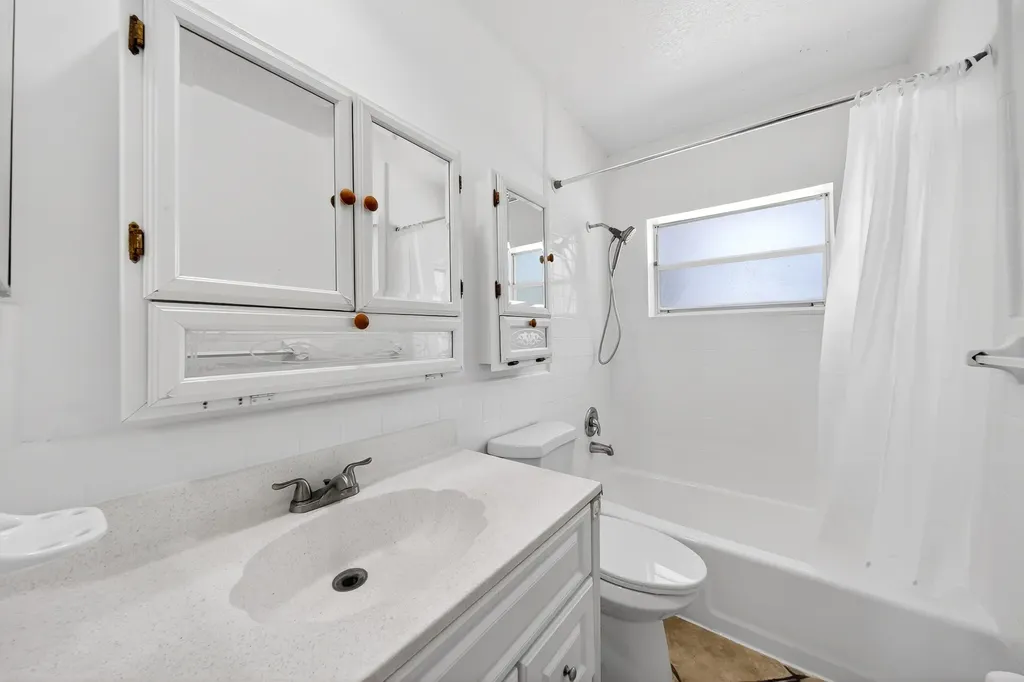 121 NW 56th Court Oakland Park FL 33309