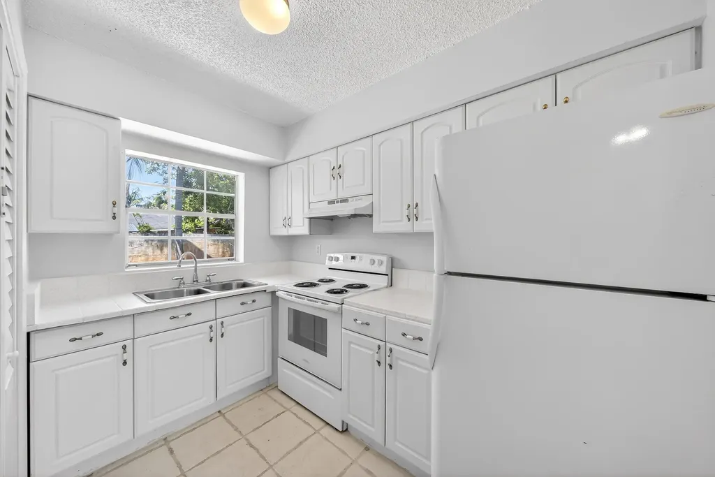 121 NW 56th Court Oakland Park FL 33309