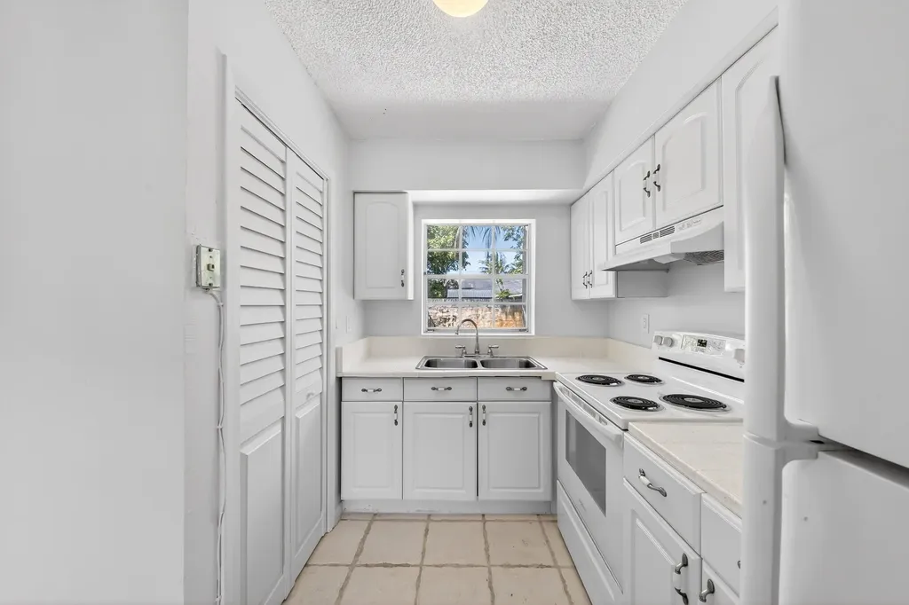 121 NW 56th Court Oakland Park FL 33309