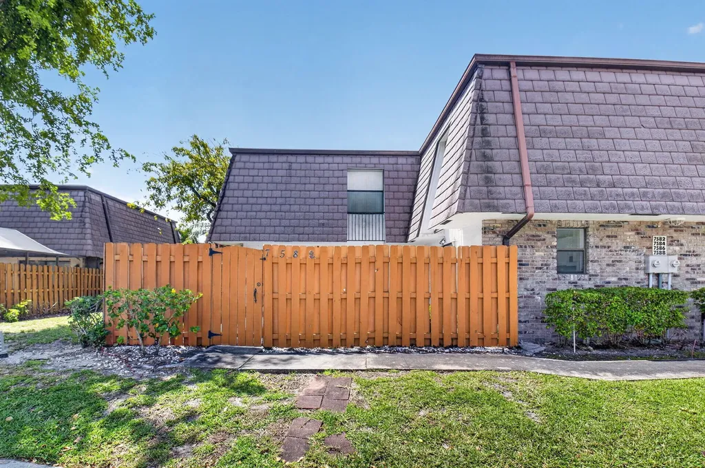 7582 Courtyard Run E Boca Raton FL 33433