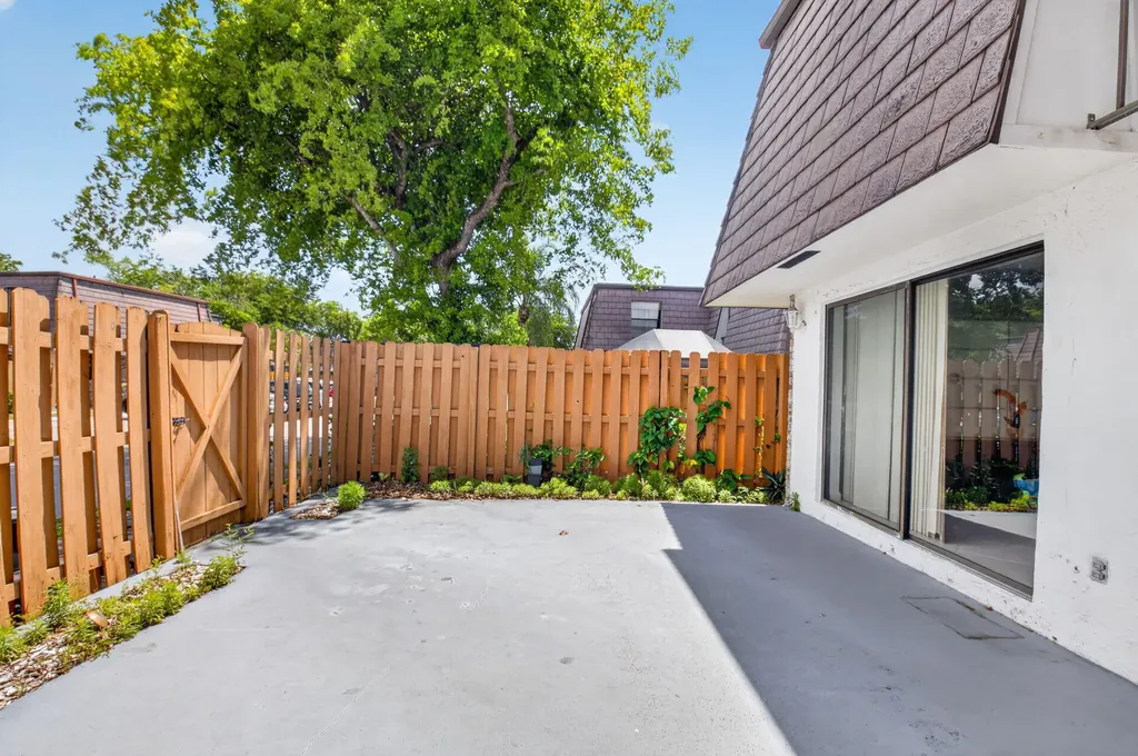 7582 Courtyard Run E Boca Raton FL 33433