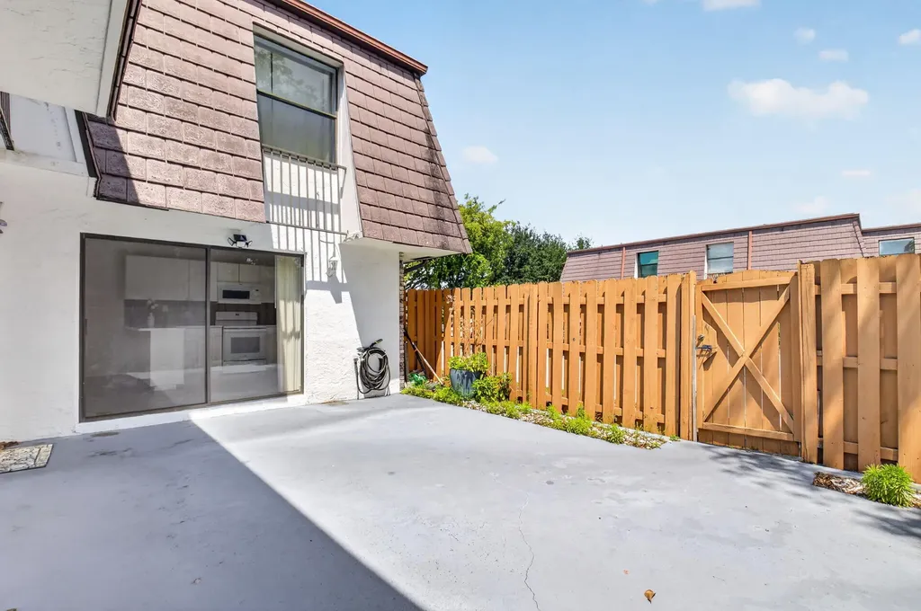 7582 Courtyard Run E Boca Raton FL 33433