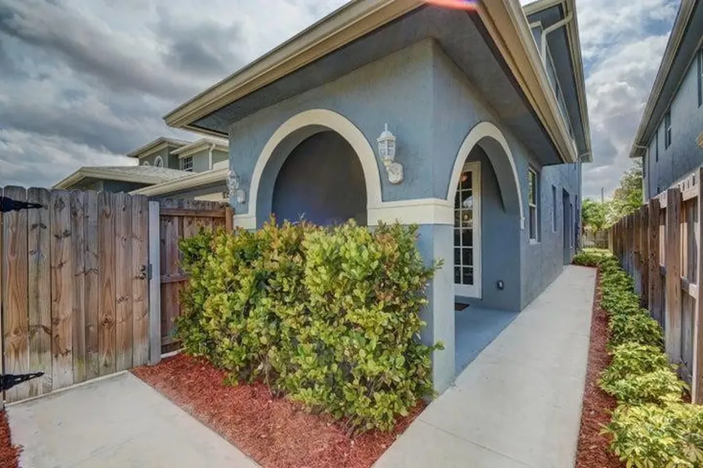 1135 NE 3rd Avenue Fort Lauderdale FL 33304