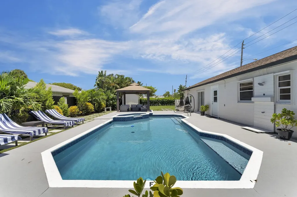 2301 Ridgeway Avenue West Palm Beach FL 33401