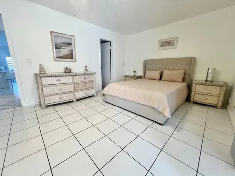 266 Oakridge P Deerfield Beach FL 33442