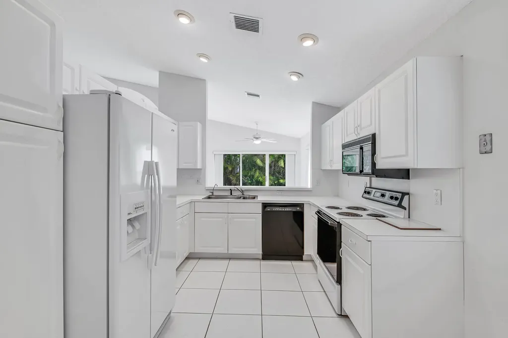 9758 Harbour Lake Circle Boynton Beach FL 33437