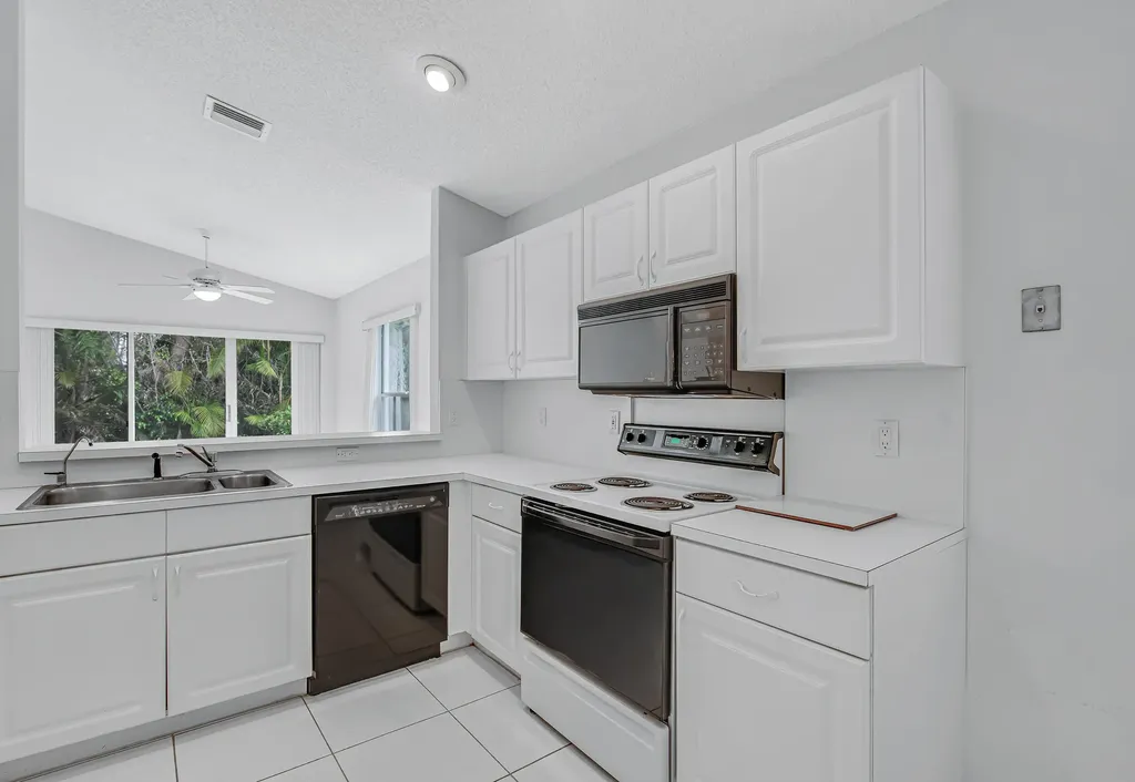 9758 Harbour Lake Circle Boynton Beach FL 33437