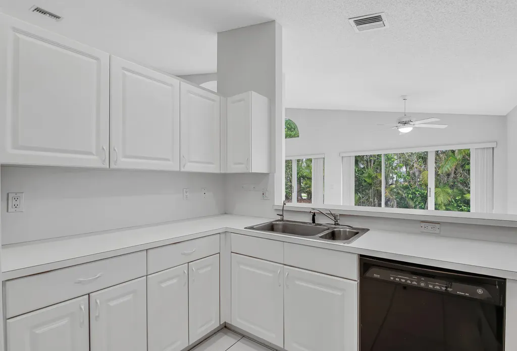 9758 Harbour Lake Circle Boynton Beach FL 33437