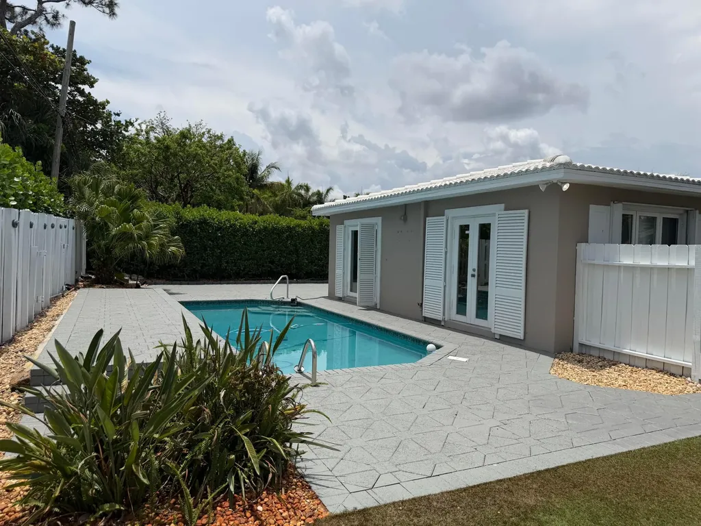 204 S Seacrest Circle Delray Beach FL 33444