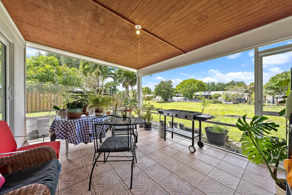9831 Hyacinth Circle S Palm Beach Gardens FL 33410