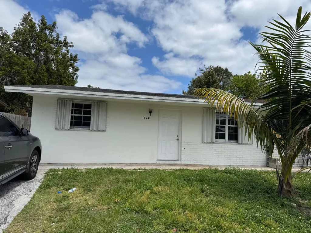 1740 SW 70th Way North Lauderdale FL 33068