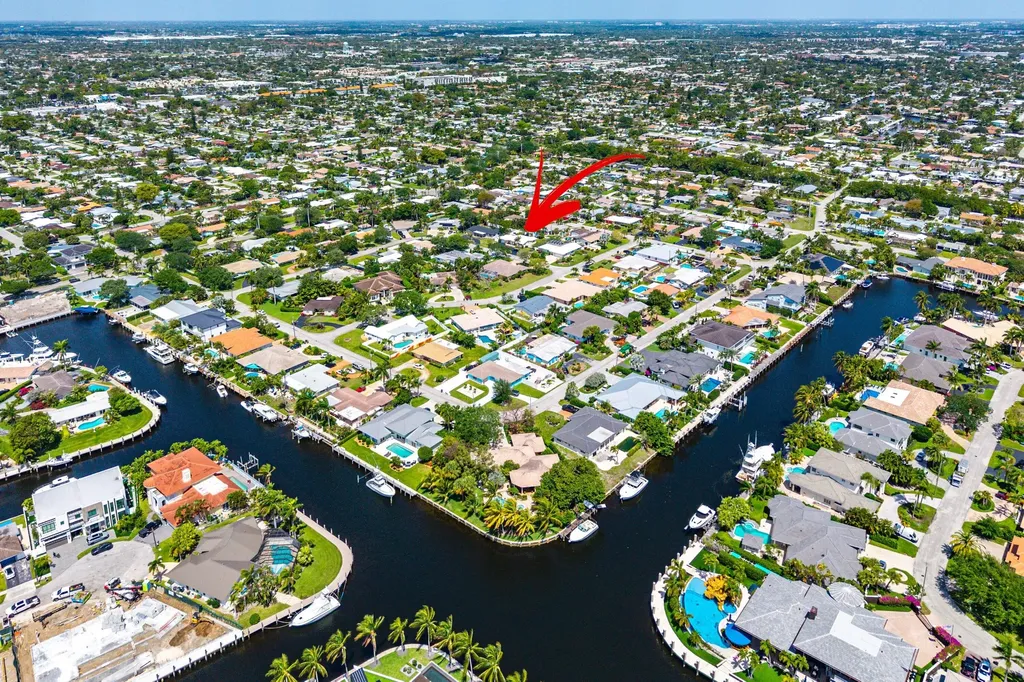 2741 NE 52nd Street Lighthouse Point FL 33064