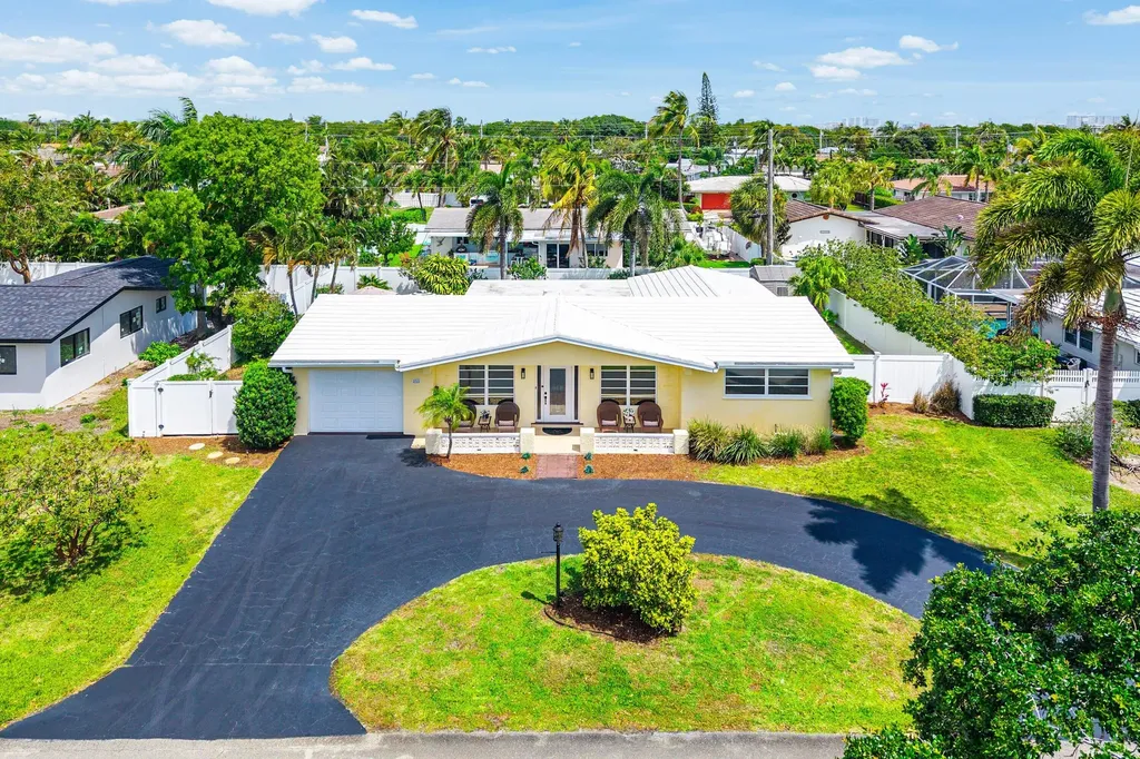 2741 NE 52nd Street Lighthouse Point FL 33064