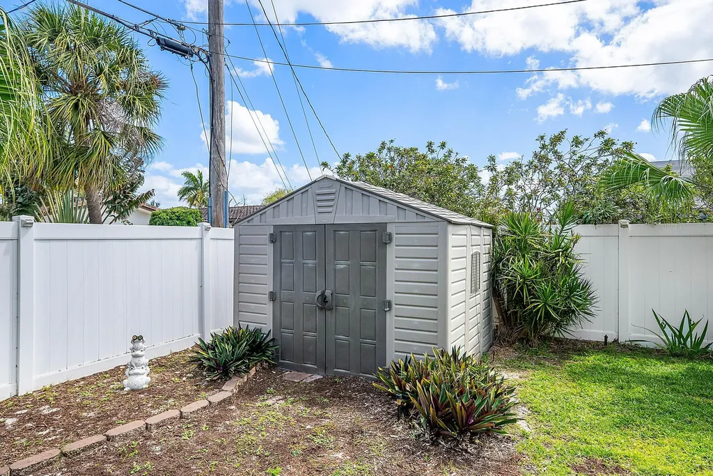 2741 NE 52nd Street Lighthouse Point FL 33064