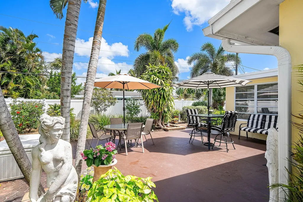 2741 NE 52nd Street Lighthouse Point FL 33064