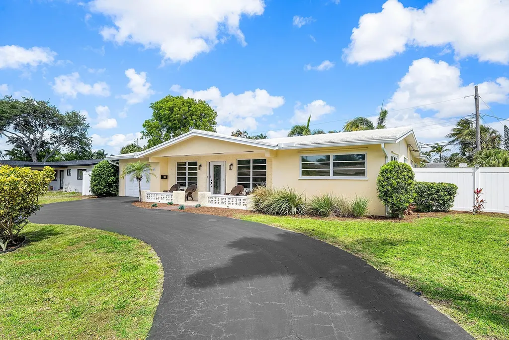 2741 NE 52nd Street Lighthouse Point FL 33064