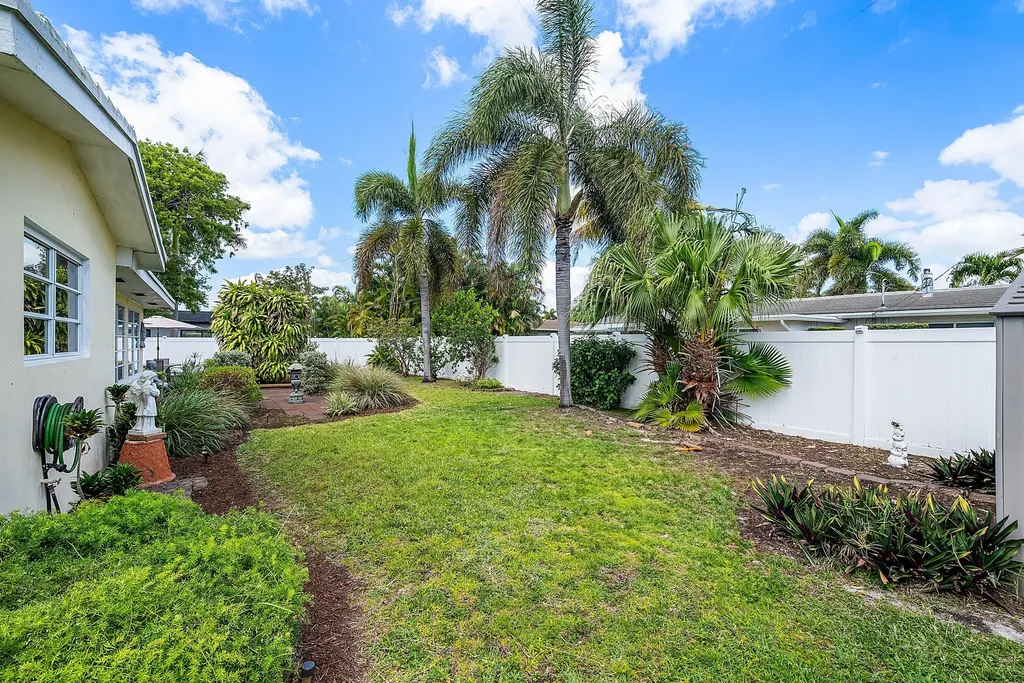 2741 NE 52nd Street Lighthouse Point FL 33064