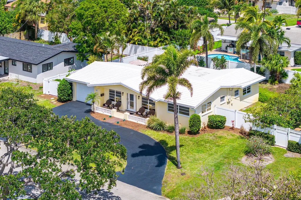 2741 NE 52nd Street Lighthouse Point FL 33064