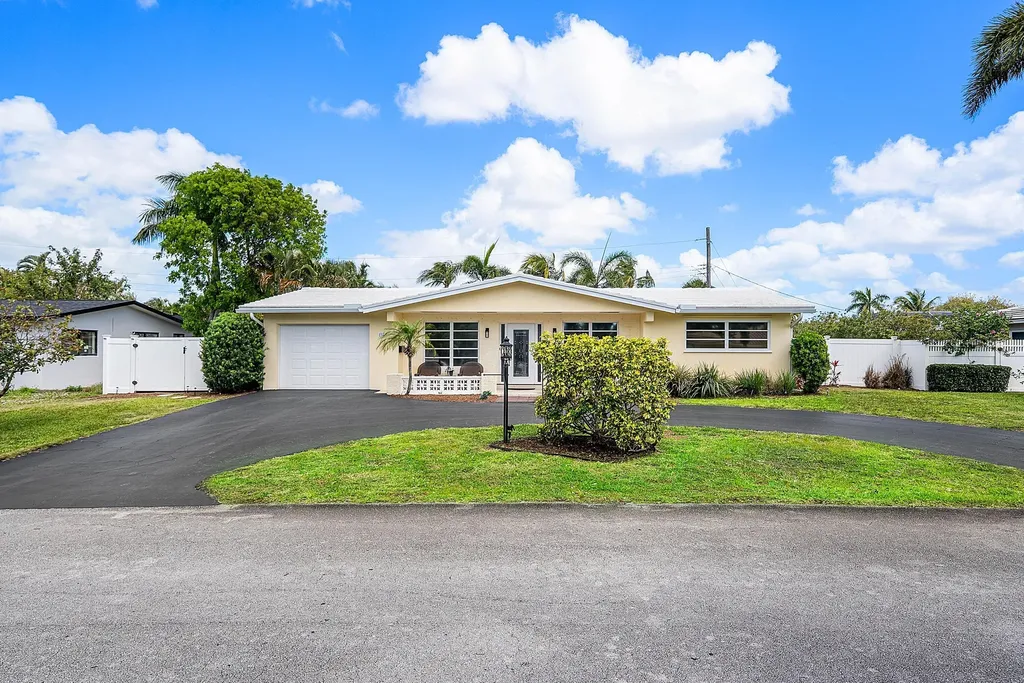 2741 NE 52nd Street Lighthouse Point FL 33064