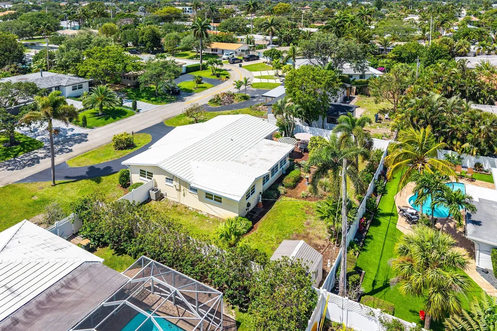 2741 NE 52nd Street Lighthouse Point FL 33064