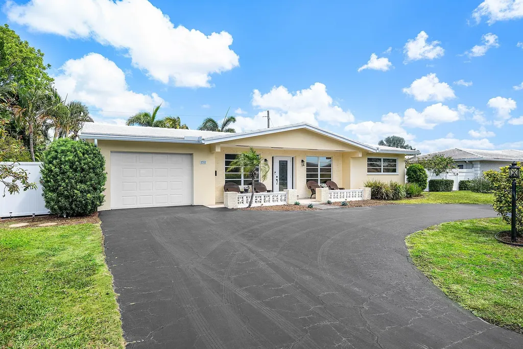 2741 NE 52nd Street Lighthouse Point FL 33064
