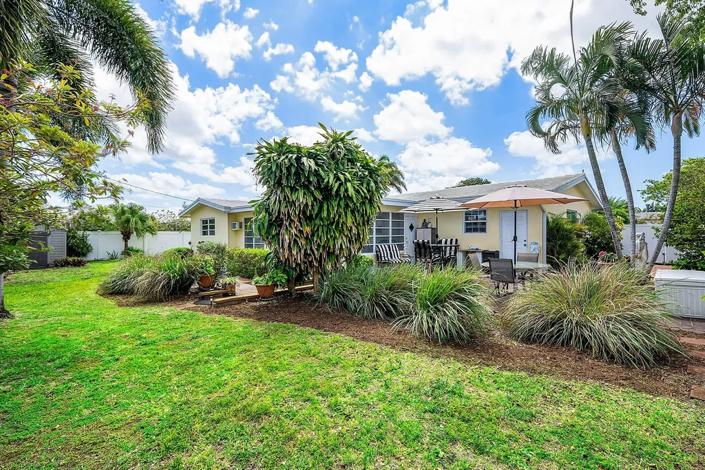 2741 NE 52nd Street Lighthouse Point FL 33064