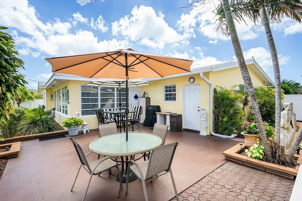 2741 NE 52nd Street Lighthouse Point FL 33064