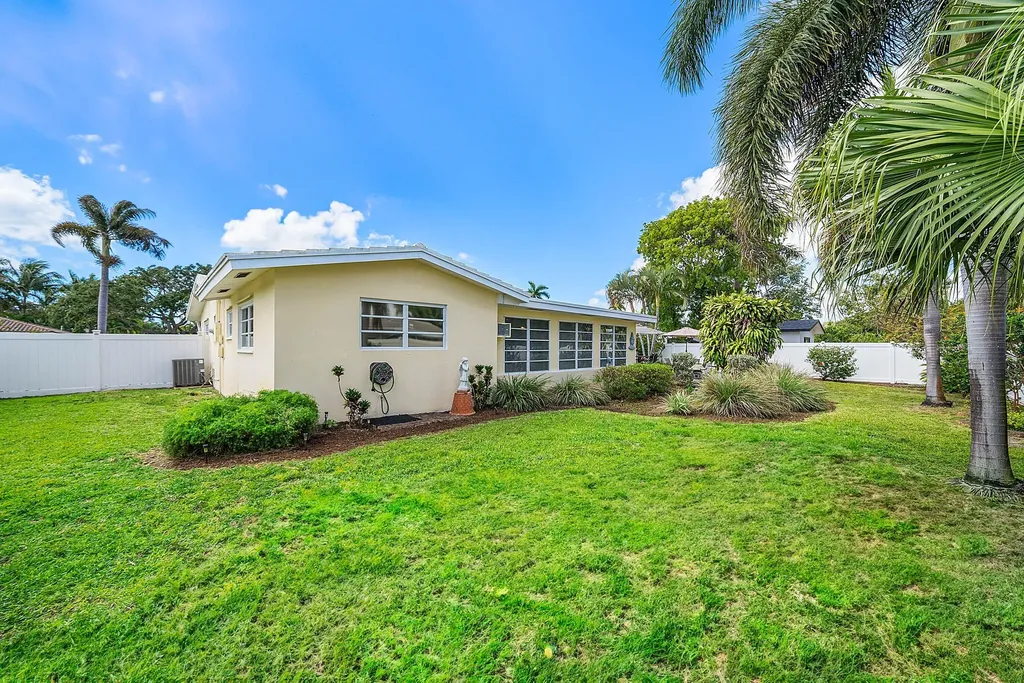 2741 NE 52nd Street Lighthouse Point FL 33064