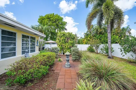 2741 NE 52nd Street Lighthouse Point FL 33064