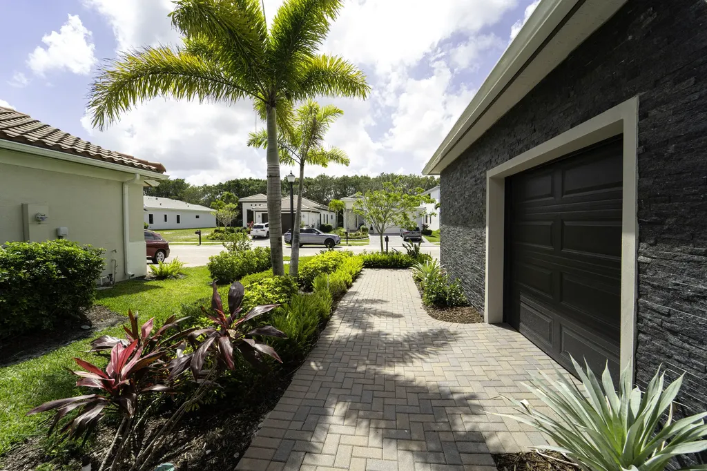 537 SE Fascino Circle Port St Lucie FL 34984