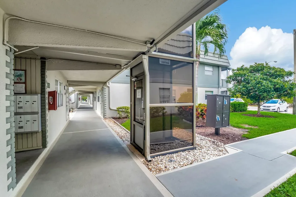 89 Flanders Way Delray Beach FL 33484