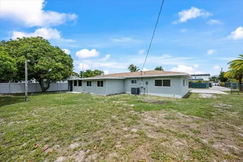 1612 Sherwood Avenue Mangonia Park FL 33407