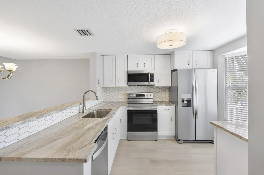 185 SW 3rd Street Pompano Beach FL 33060