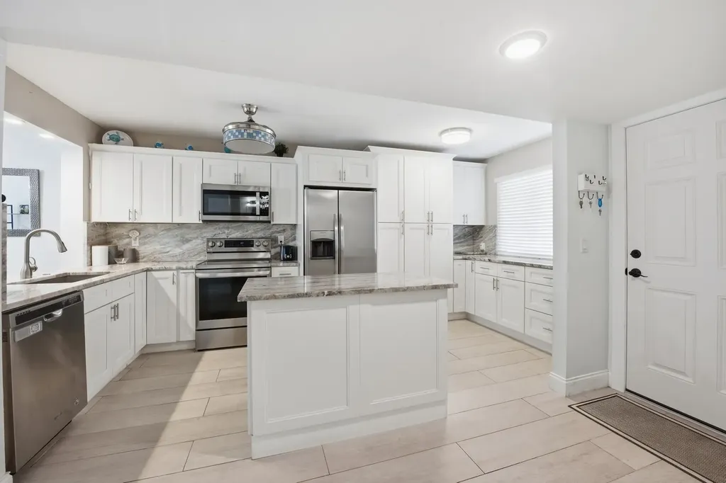 3138 Via Poinciana Lake Worth FL 33467