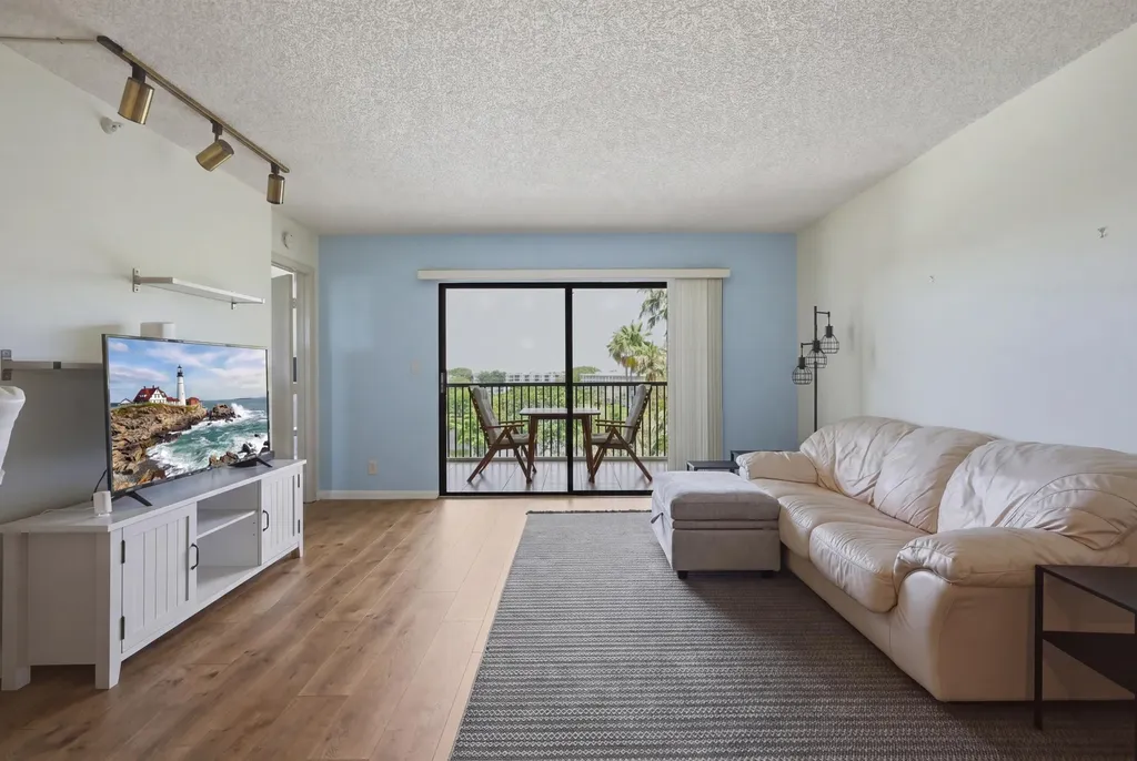 2205 S Cypress Bend Drive Pompano Beach FL 33069