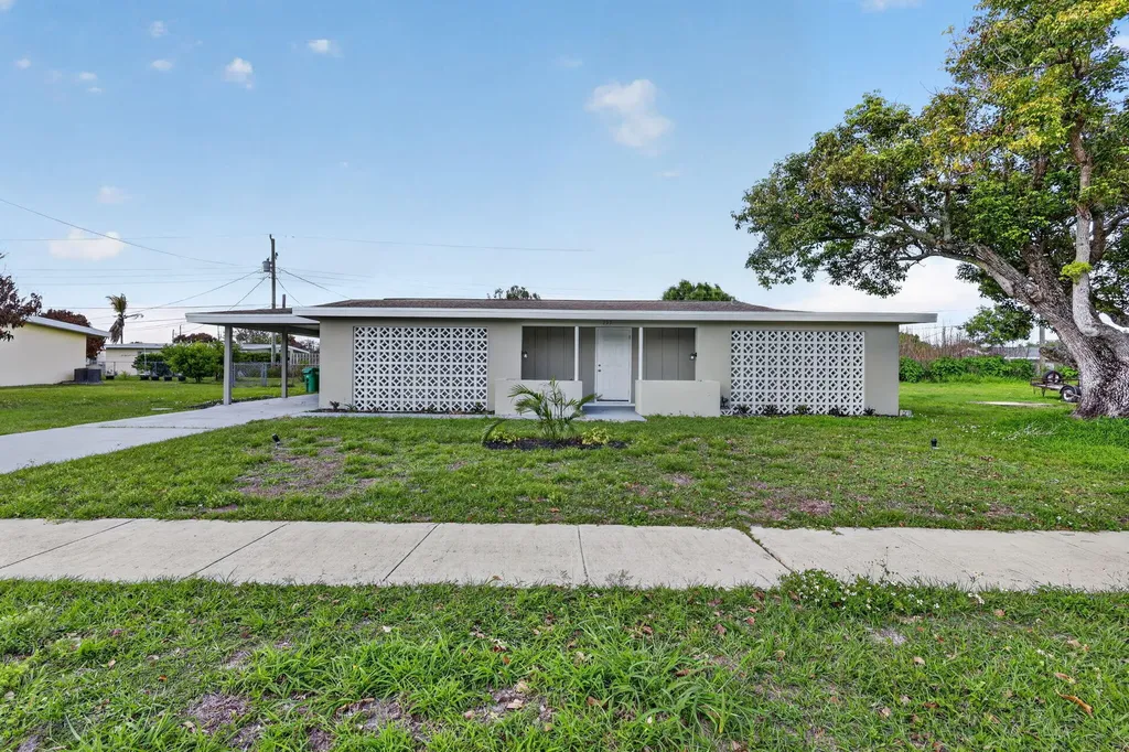157 SE Calmoso Drive Port St Lucie FL 34983