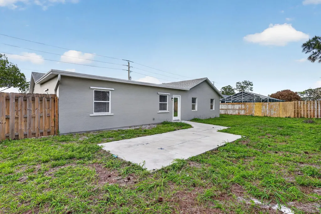 124 SE Eyerly Avenue Port St Lucie FL 34983