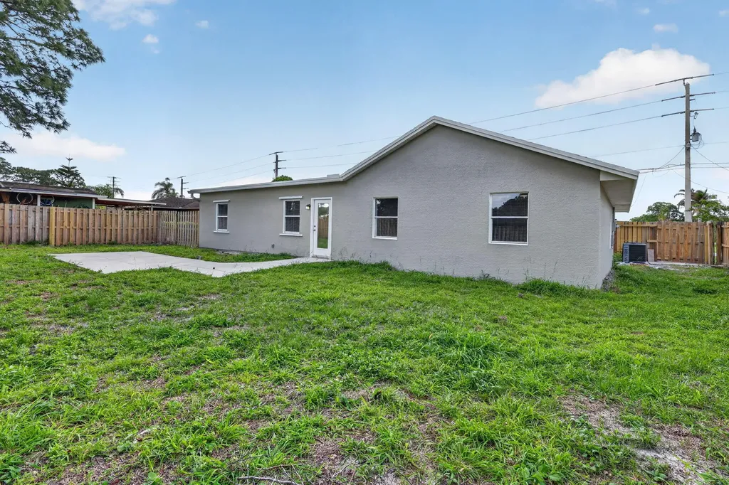 124 SE Eyerly Avenue Port St Lucie FL 34983