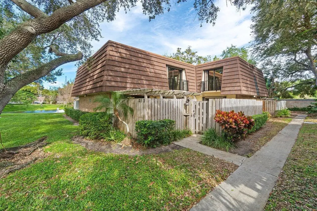 212 2nd Lane Palm Beach Gardens FL 33418