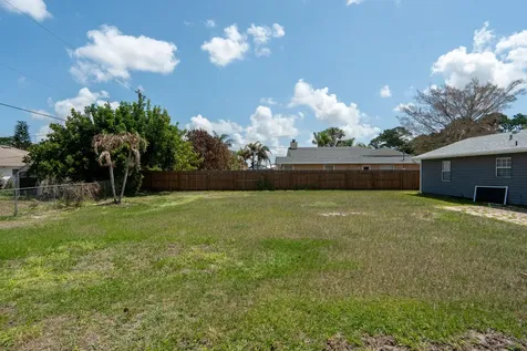825 SW Canary Terrace Port St Lucie FL 34953
