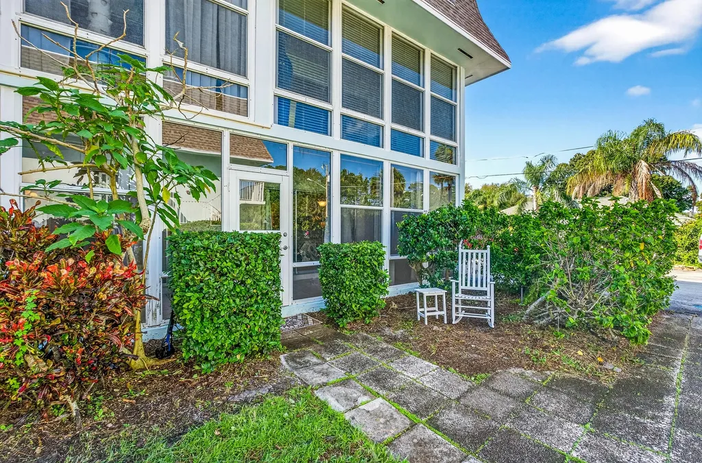 1901 Indian River Boulevard Vero Beach FL 32960